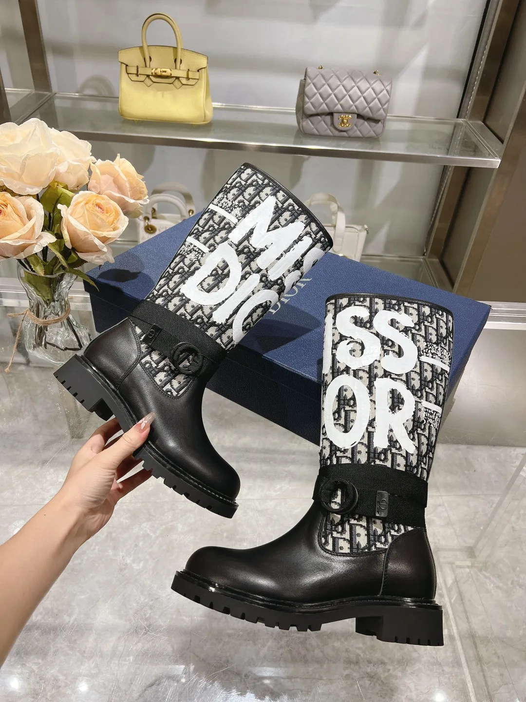 👟👟Ex-factory price 560👟👟 Dior color-blocking new boots for autumn and winter, the latest electric embroidery color-blocking letter logo for autumn and winter, round-toe high-top knight boots for women, Material: first-layer cowhide stitched with electric embroidery fabric, sheepskin lining for feet, original molded TPU outsole Size: 35-40 yards